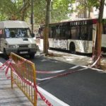 Terrassa. Proves del Els tècnics provaven ahir que un autobús pogués passar pel passeig central de la Rambla Foto: J.A.