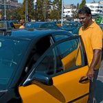 Un taxista d'origen pakistanès espera el seu torn a la cua de la parada de l'estació de Sants, ahir. FERRAN NADEU. EL PERIODICO