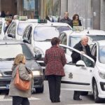 Los taxistas de Vigo proponen reducir en ocho horas su actividad diaria ante la caída de clientes