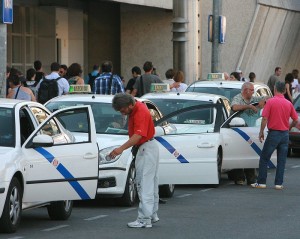 Girona treballa per crear una normativa de taxis comuna amb Salt i Sarrià