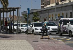 Los taxistas de Alicante ofrecerán una tarifa plana de 55 euros para llevar a los pasajeros a Benidorm